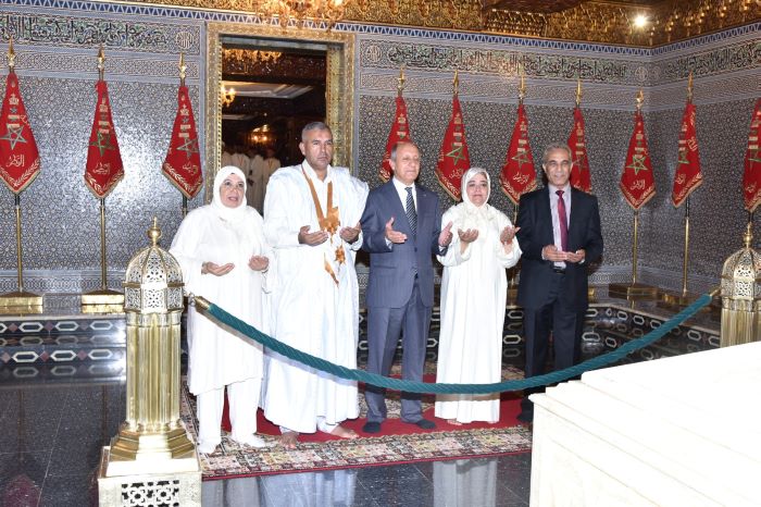 منتدى الصحراء يقوم بزيارة إلى ضريح محمد الخامس بالعاصمة الرباط.