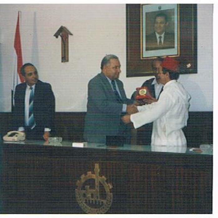 الميدالية الذهبية لمدينة القناطر الخيرية مهداة للأستاذ مصطفى منيغ مقدمة له من طرف رئيس المركز / عامل الإقليم)
