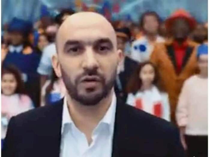 وليد الركراكي يوقع عقد إشهار مع شركة للتأمينات