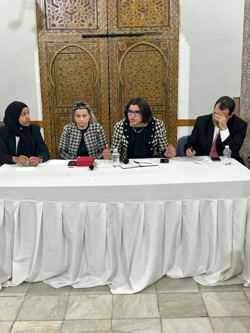 ندوة جمعوية أطرها كل من الاستاذ الحبيب حاجي رئيس جمعية الدفاع عن حقوق الانسان ، و الأستاذة فتحية اليعقوبي رئيسة منتدى المرأة للمساواة و التنمية بشمال المغرب ، والأستاذة ابتسام التبات ناشطة في مجموعة شابات من أجل الديمقراطية