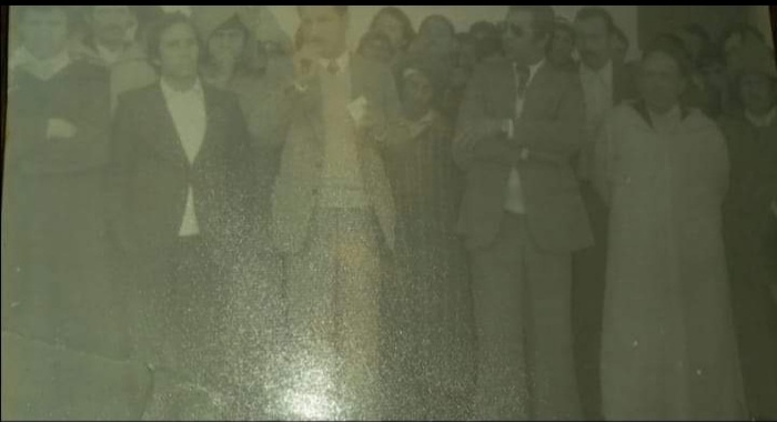 صورة لأعضاء من المجلس الجماعي بجماعة الساحل وسط الصورة إلى جانب المرحوم محمد بديع العمري النائب البرلماني، والمرحوم عبدالسلام الكلاعي بالجلباب الذي يعتبر أول رئيس للمجلس بعد صدور الظهير بالإضافة إلى عبدالنبي التليدي )