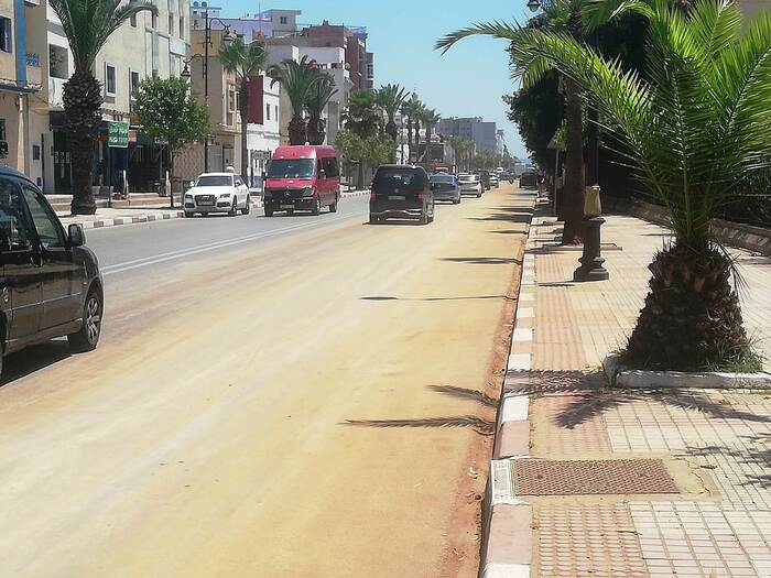 تسرب زيوت شاحنة يتسبب في انزلاقات و حوادث سير وإغلاق شارع عمر ابن عبد العزيز يغضب ساكنة العرائش
